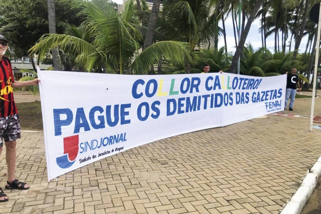 protesto-do-sindicato-dos-jornalistas-contra-collor-na-orla-de-maceio-no-ultimo-domingo-1657632703957_v2_4x3.jpg RECORDAR É VIVER - Manifestação contra o senador: investigação por fraudes -