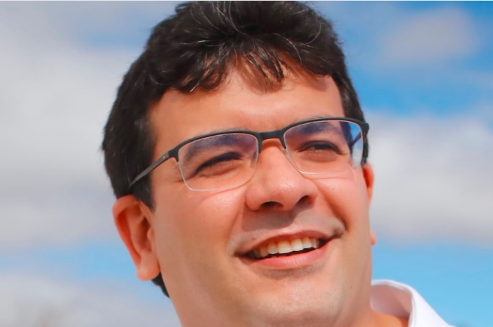 O novato do PT que virou o governador mais bem avaliado do Brasil