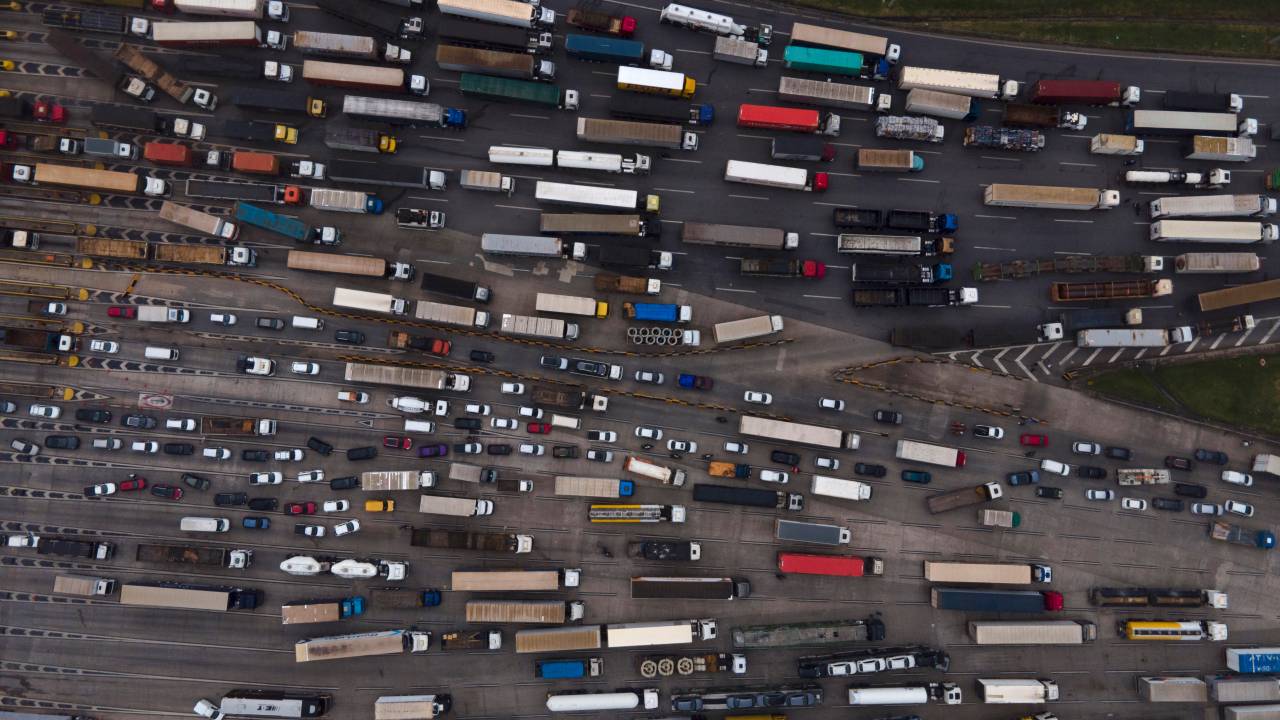 Vista aérea da Rodovia Castello Branco bloqueada por caminhoneiros bolsonaristas