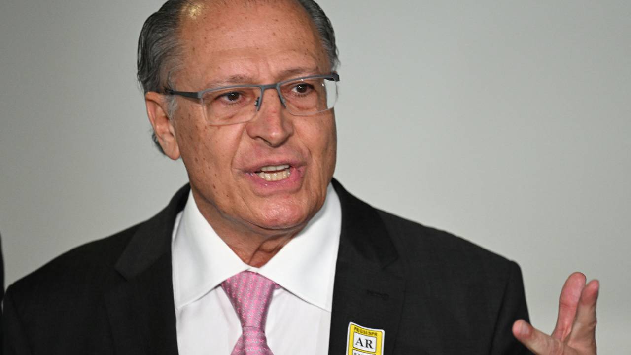 Brazilian Vice President-elect Geraldo Alckmin speaks to the press after a meeting with President's Bolsonaro Chief of Staff Ciro Nogueira to discuss the rules of the transition government at the Planalto Palace in Brasilia, on November 3, 2022. (Photo by EVARISTO SA / AFP)