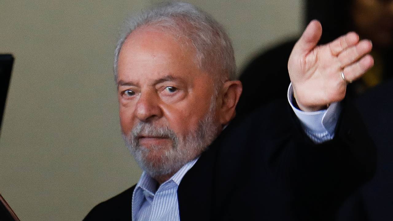 Presidente eleito Luiz Inácio Lula da Silva acenando