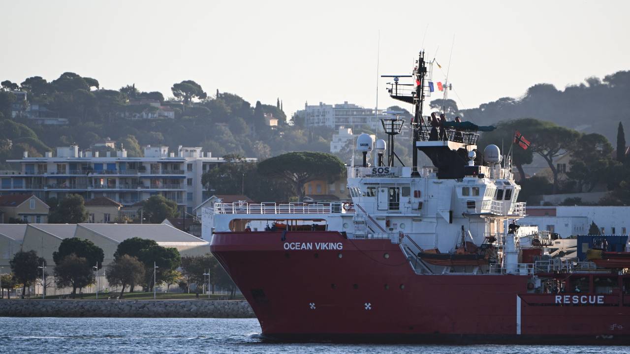 The Ocean viking " rescue ship of European maritime-humanitarian organisation "SOS Mediterranee" escorted by a military boat arrives at Toulon, southern France, with migrants on board, on November 11, 2022. - France warned Italy of "severe consequences" as it was set to take in on November 11, 2022 a charity ship carrying more than 200 migrants rescued in the Mediterranean, who were denied entry by Rome. (Photo by CHRISTOPHE SIMON / AFP)