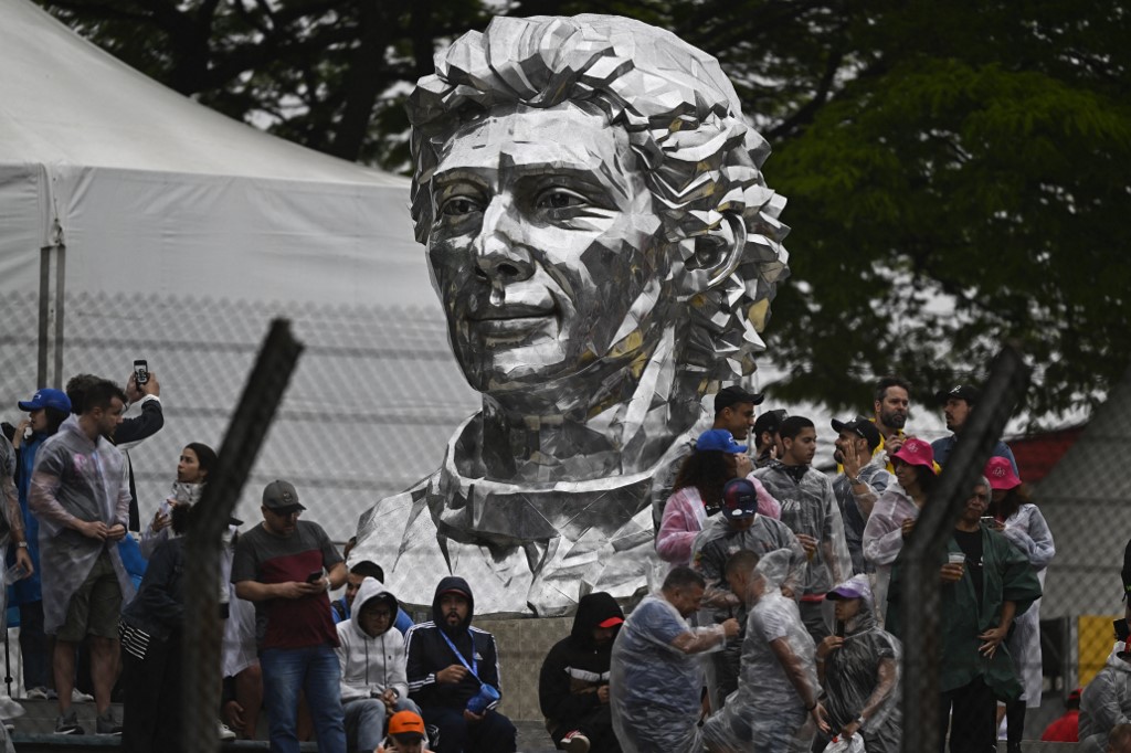 A statue of the late Brazilian F1 driver Ayrton Senna is seen in the stands during the qualifying session for the Formula One Brazil Grand Prix at the Autódromo José Carlos Pace racetrack, also known as Interlagos, in Sao Paulo, Brazil, on November 11, 2022. (Photo by MAURO PIMENTEL / AFP)