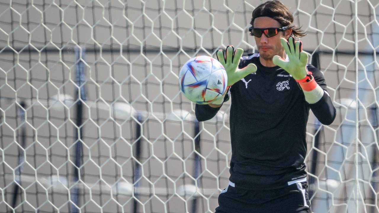 Yann Sommer utiliza o acessório que reproduz o efeito de câmera lenta na bola -