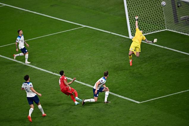 Mehdi Taremi, do Irã, marca durante partida contra a Inglaterra - Mehdi Taremi, do Irã, marca durante partida contra a Inglaterra -