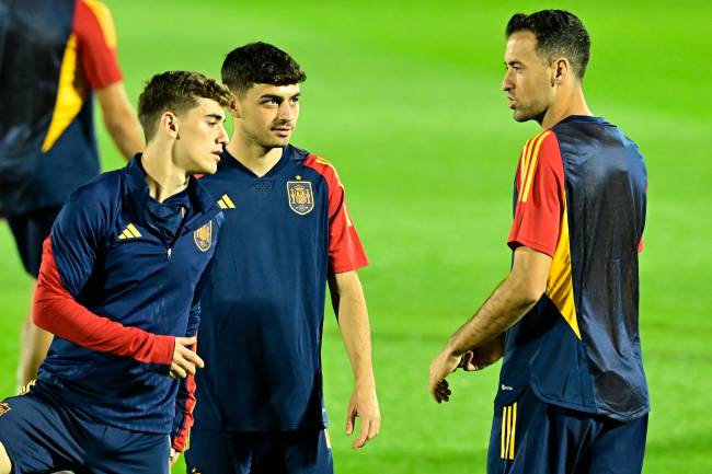 Gavi, Pedri e Busquets Espanha Gavi, Pedri e Busquets no treino da Espanha -