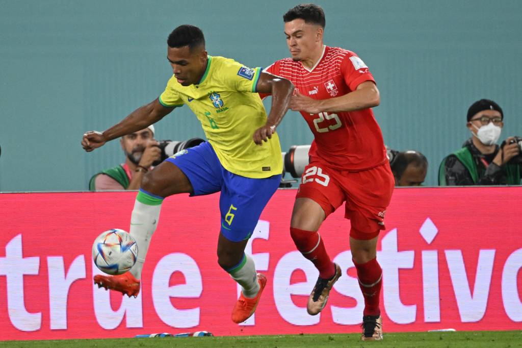 Alex Sandro tem lesão e aumenta desfalques do Brasil contra Camarões