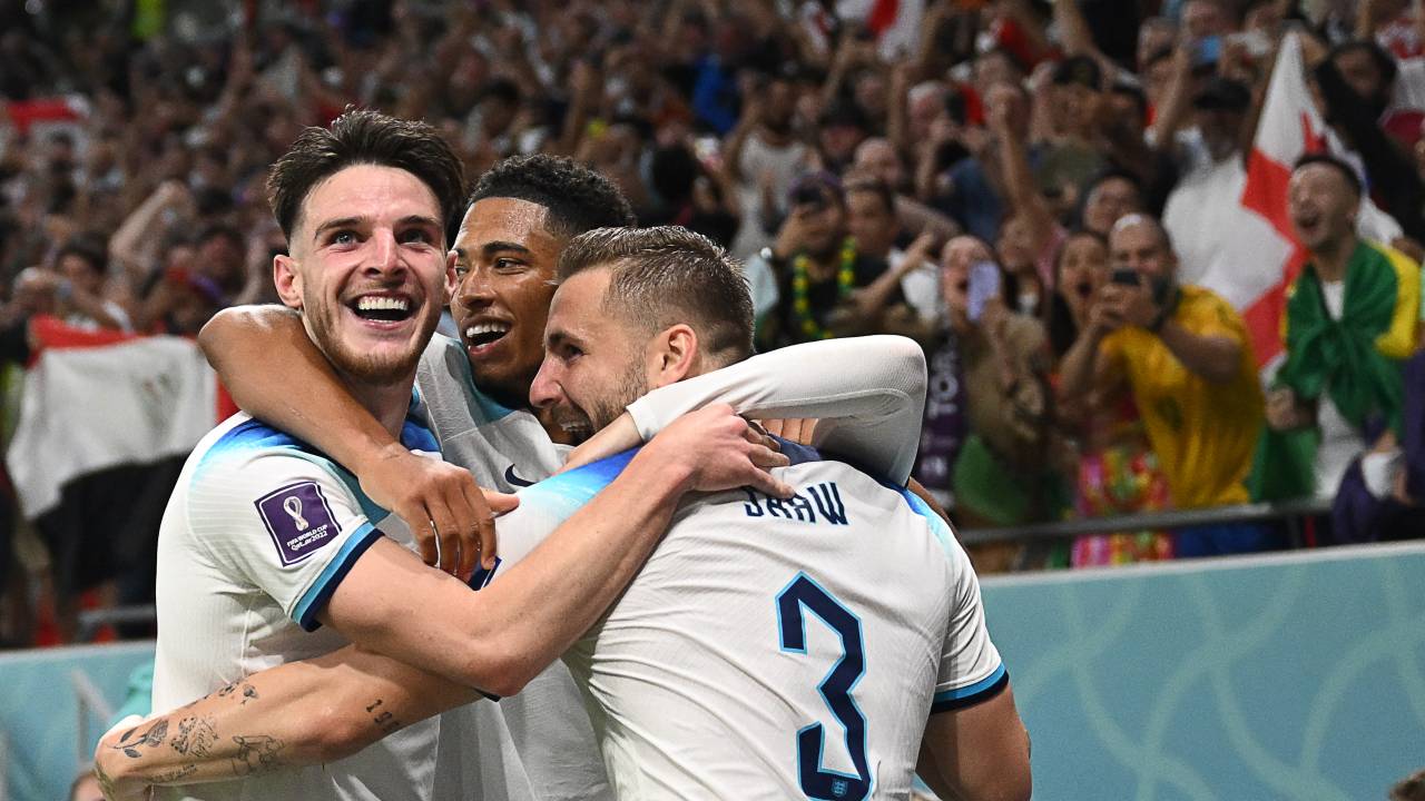 Festa inglesa no estádio Ahmad bin Ali -