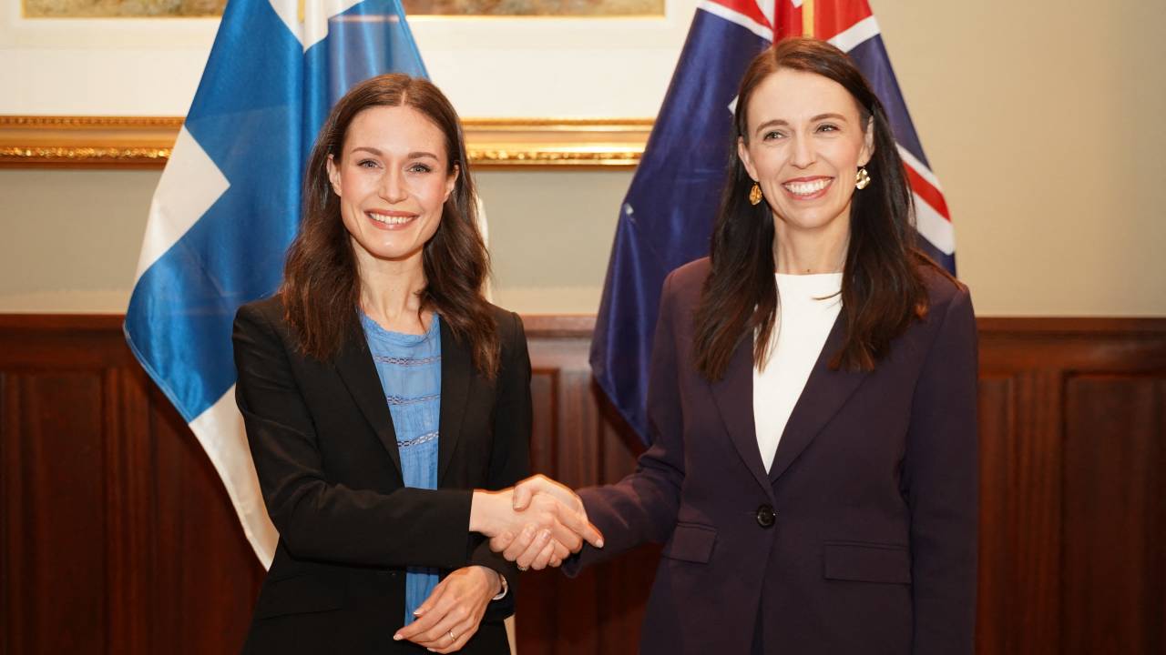 Finlands Prime Minister Sanna Marin (L) shakes hands with New Zealand's Prime Minister Jacinda Ardern during a bilateral meeting in Auckland, New Zealand, on November 30, 2022. (Photo by Diego OPATOWSKI / AFP)