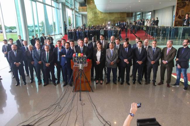 Presidente Jair Bolsonaro, acompanhado de vários ministros, fala com a imprensa no Palácio da Alvorada O presidente Jair Bolsonaro, acompanhado de vários ministros e aliados, faz pronunciamento no Palácio da Alvorada nesta terça