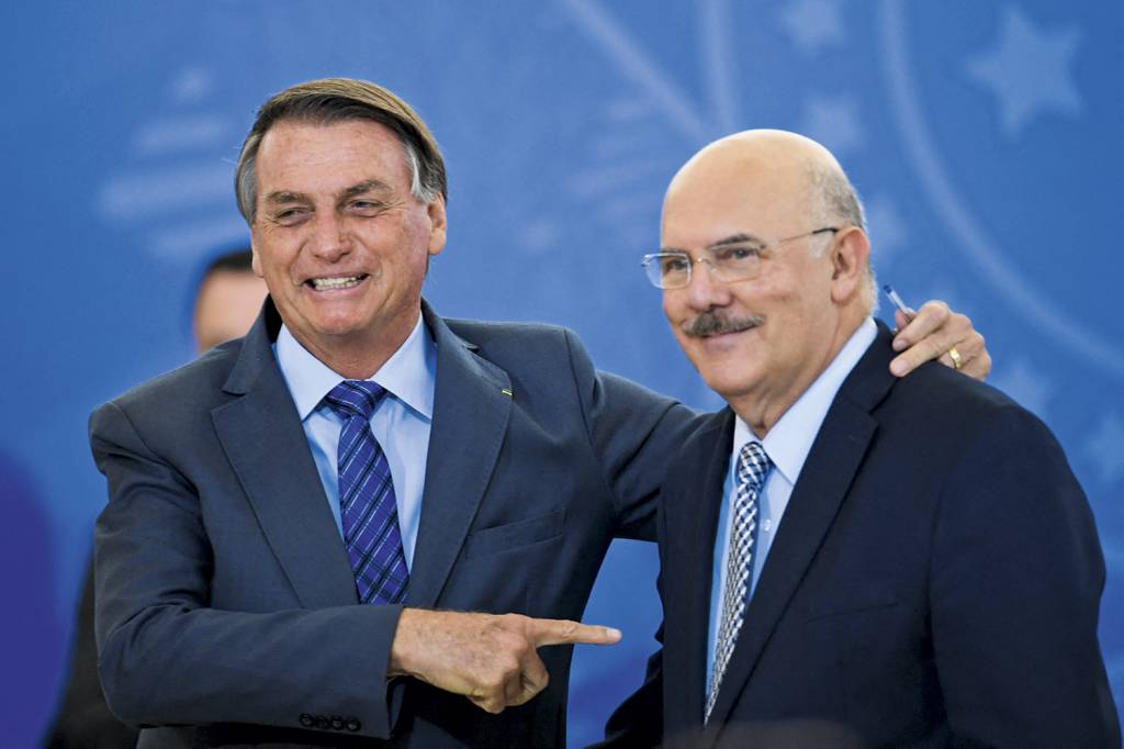 055_AGIF433872.jpg REPROVADOS - Bolsonaro e Milton Ribeiro: a gestão do ex-ministro foi marcada por denúncias de uso irregular de verbas -