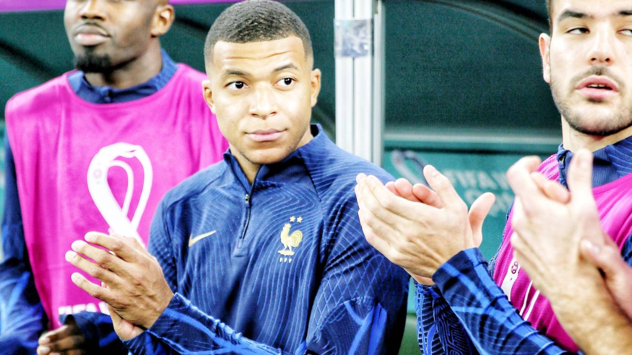 Mbappé no bance de reservas na partida entre França e Tunísia -