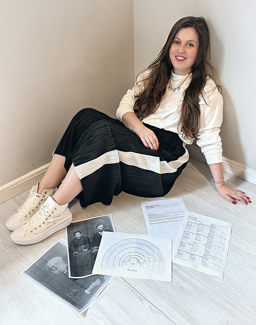 1Camila-Opieco-Christofis,-33,-designer-paranaense.jpg PASSO A PASSO - A designer Camilla Christofis, 33 anos, se interessou pela árvore genealógica vendo vídeos de pessoas que acharam reis e rainhas na sua. A família se empolgou. “Combinamos reuniões com parentes de outras cidades para buscar dados”, diz. -