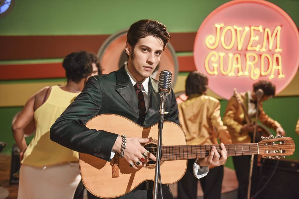 Chay Suede viveu Erasmo Carlos no cinema; veja reação do ator