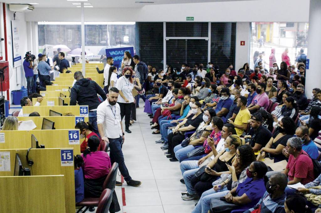 20220429212832160_52.jpg DESEMPREGO - Em busca de vagas: o mercado formal não absorve todos -