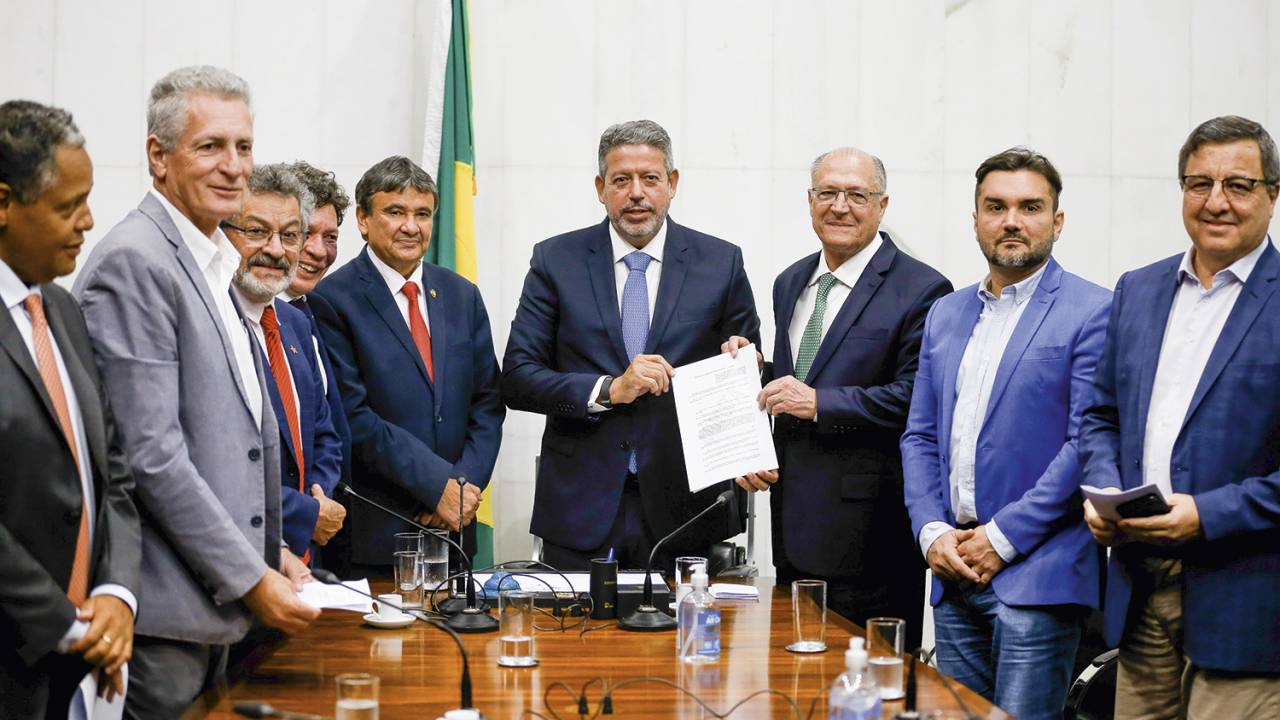 MEDIDA POLÊMICA - Alckmin entrega a minuta da PEC da Transição a Arthur Lira: gastos por tempo indeterminado -