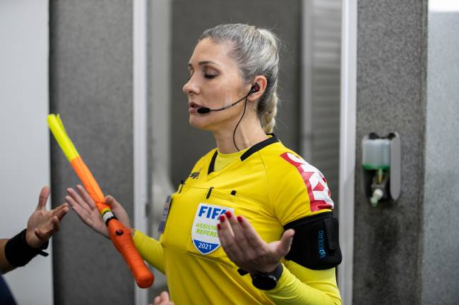 Neuza Back Neuza Back, uma das representantes do Brasil no apito -