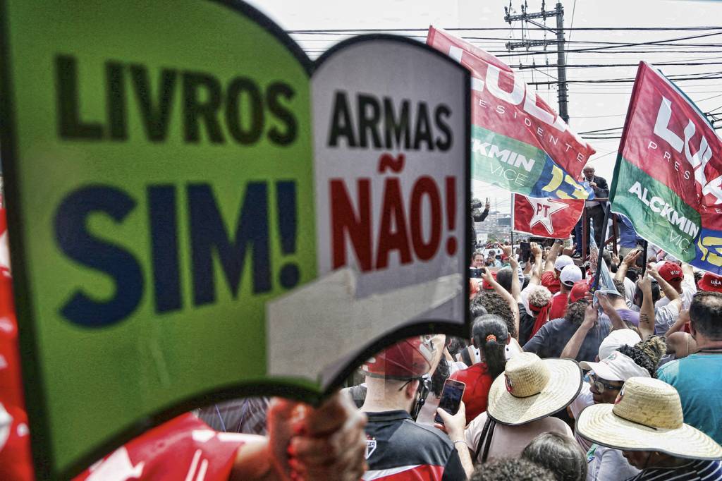 ABRE-000_32LL4ZU.jpg BANDEIRA - Cartaz em comício de Lula na campanha: revogação de determinações pró-armas entre as primeiras ações -