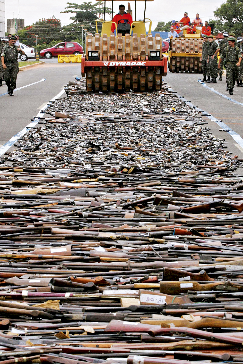 ABRE-ARMAS-DESTRUIÇAO-2.jpg2 PELA PAZ - Campanha do desarmamento, em 2004: o governo Lula pensa em reeditar e premiar a entrega voluntária -