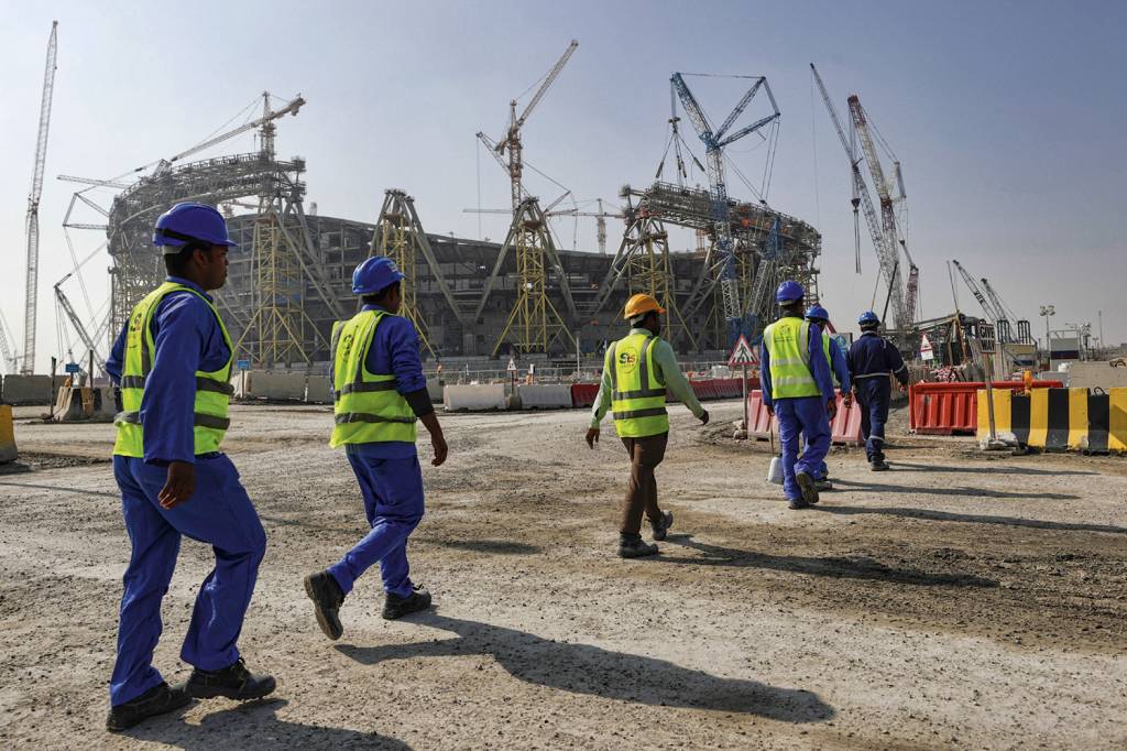 AP22313554635752.jpg DESRESPEITO - Trabalhadores migrantes nas obras de uma das oito arenas do Catar: denúncias de mortes e maus-tratos -