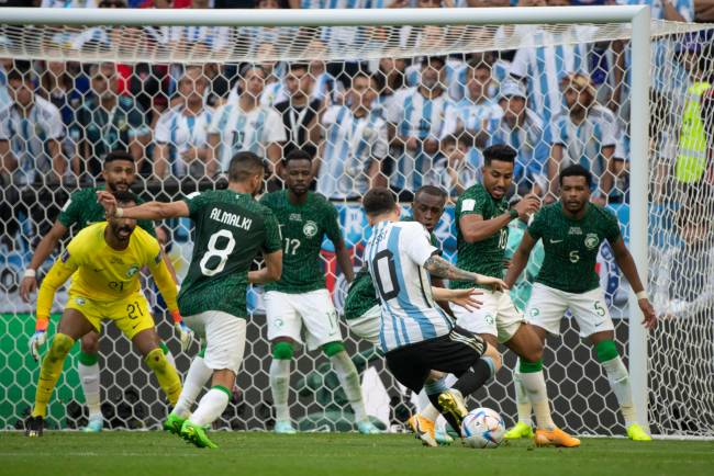 Lionel Messi, impotente diante do bloqueio saudita Lionel Messi, impotente diante do bloqueio saudita