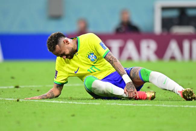BAT_1670 Neymar acusou dores no tornozelo direito -