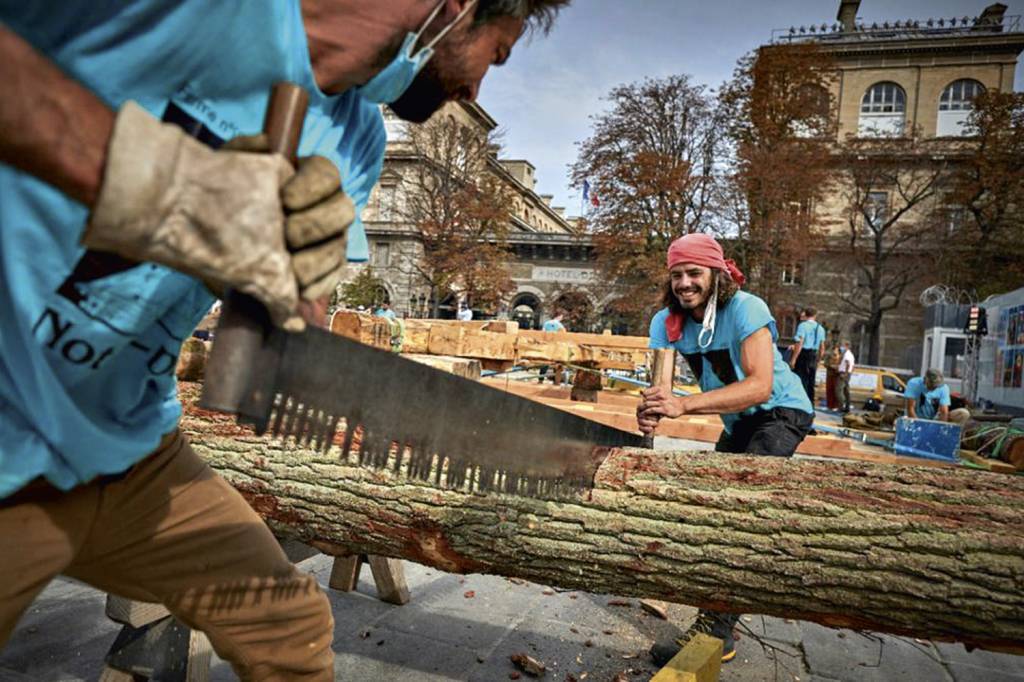 CATEDRAL-NOTRE-DAME-CONSTRUCAO-PURISTAS-2019-02.jpeg TRADIÇÃO - Carpinteiros serram carvalhos: o novo velho teto -