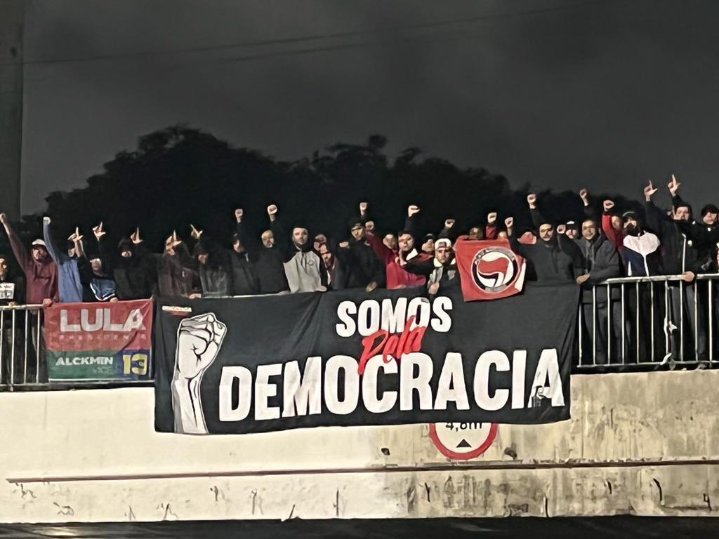 Corinthians-Torcida Faixa estendida pelos torcedores corintianos com os dizeres