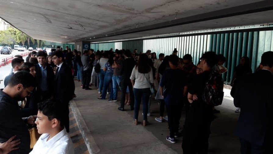 Fg-XyCtX0AAtij3 Fila para acompanhar a cerimônia que honrou Lewis Hamilton como cidadão honorário brasileiro