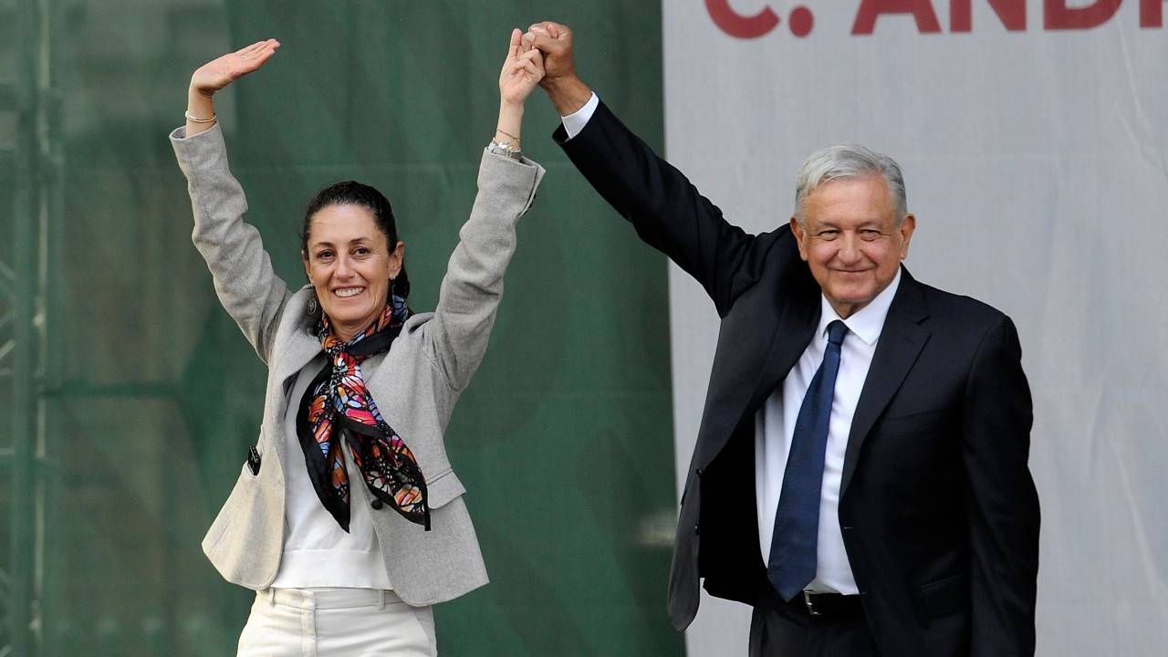 O presidente do México, Andrés Manuel Lopez Obrador e Claudia Sheinbaum, saúdam durante uma cerimônia para comemorar o primeiro aniversário de seu governo no Zocalo em 1º de julho de 2019 na Cidade do México.