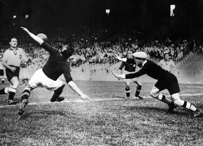 Alemanha x Suíça 1938 Alemanha x Suíça: a primeira estreia com jogo único das Copas -