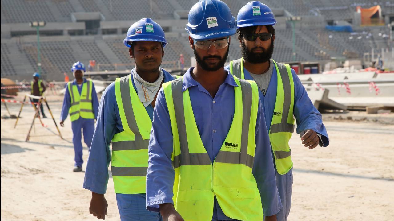 QATAR - 21 DE DEZEMBRO: Trabalhadores da construção no Lusail Iconic Stadium em Doha, Qatar. Local para a Copa do Mundo FIFA Qatar 2022, Doha, Qatar em 21 de dezembro de 2019 em Doha, Qatar