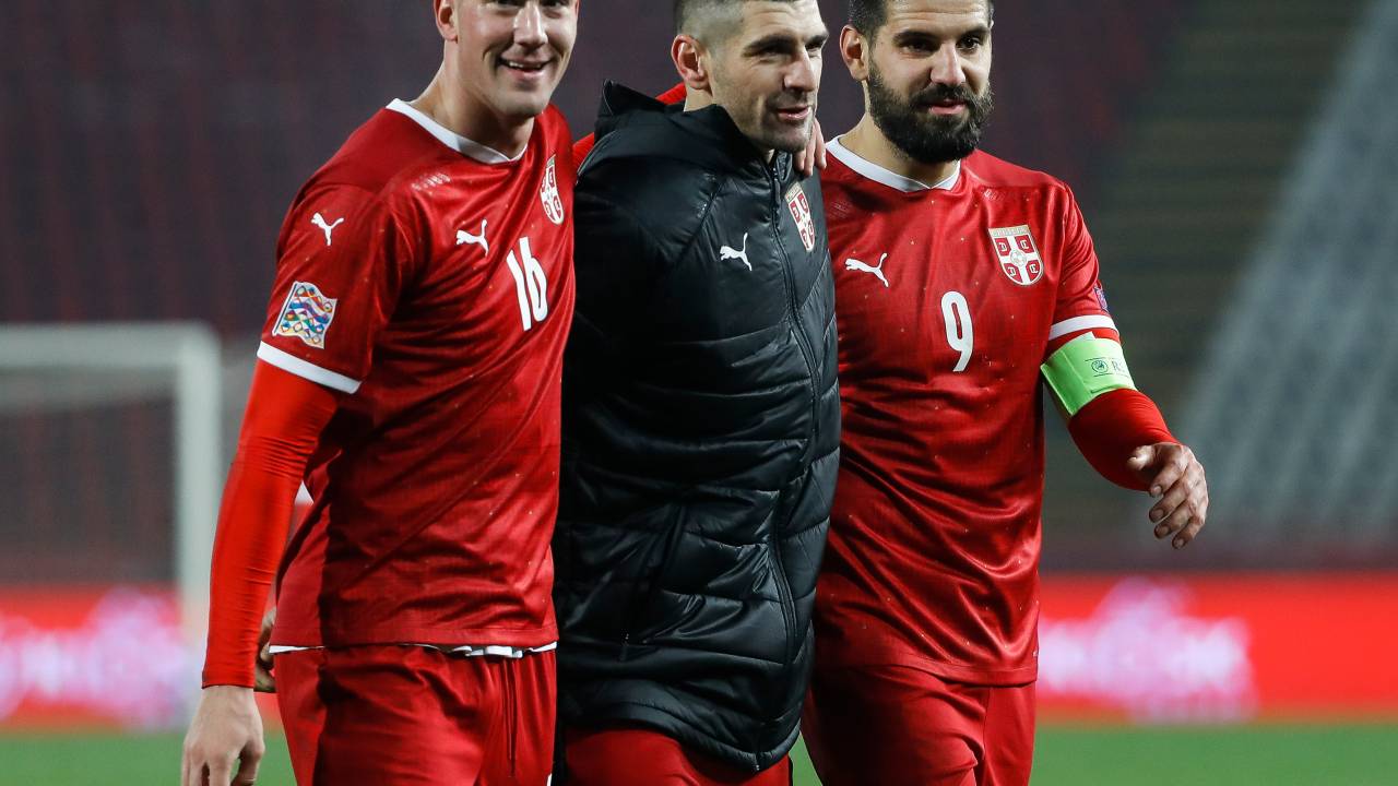 Vlahovic (esq.) e Mitrovic (dir.) pela Sérvia -