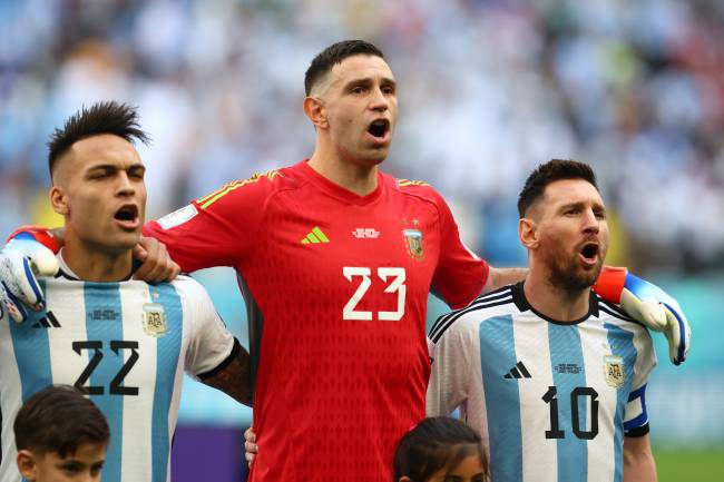 Martínez ao lado de Messi e Lautaro contra os sauditas -