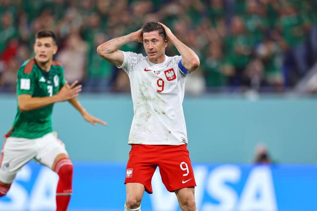 Robert Lewandowski Polonia Lewandowski lamenta pênalti desperdiçado no segundo tempo -