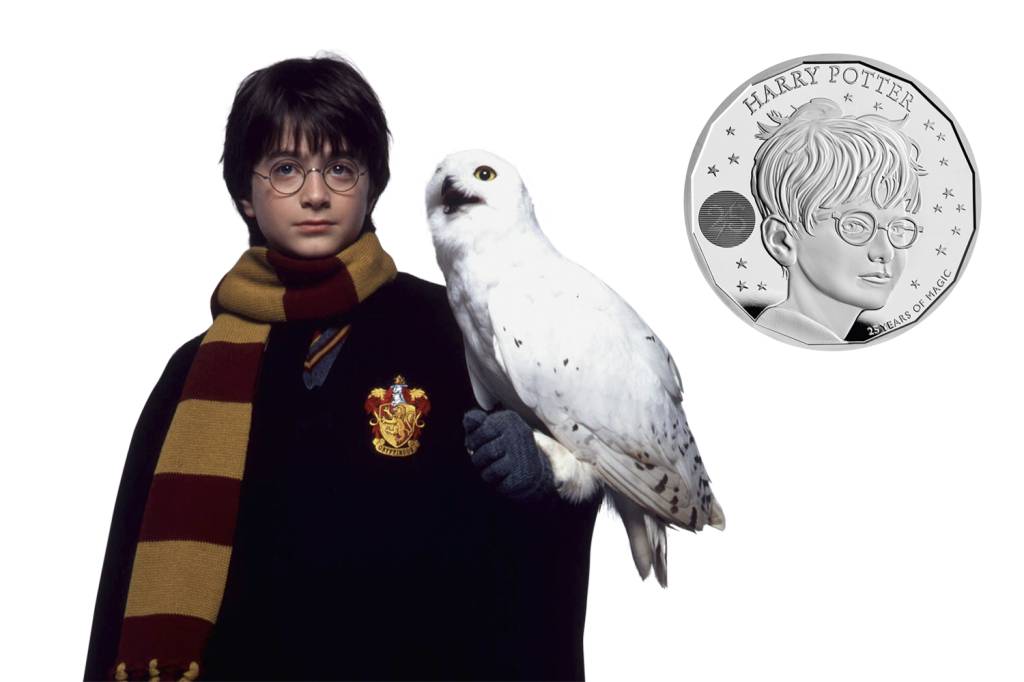 HARRY_POTTER_MENINO-PEDRA-FUNDAMENTAL.JPG HARRY POTTER - O bruxo mais famoso do mundo ganhou a própria moeda em homenagem aos 25 anos de lançamento do primeiro livro da saga criada pela escritora J.K. Rowling. O objeto é “mágico”: conforme muda a direção da luz, surge um raio no meio da moeda de 50 centavos -