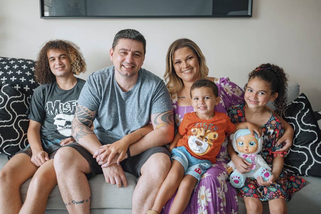 Isabele-Moreira-e-família-(1).JPG PROGRAMAÇÃO DE FÉRIAS - Duas vezes por ano, Isabele Moreira passa dez dias sozinha, longe de casa. “Tenho necessidade de um tempo para mim”, diz. O marido, Gustavo, entende e não se importa de cuidar dos três filhos. -