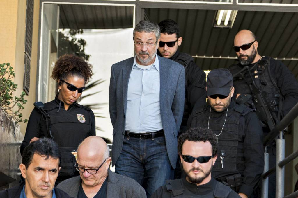 LAVA-JATO-ANTONIO-PALOCCI-PRISAO-KONTIC-DOURADO-2016-417.jpg MAU MOMENTO - Palocci: preso, ele acusou o antigo chefe de receber propina -