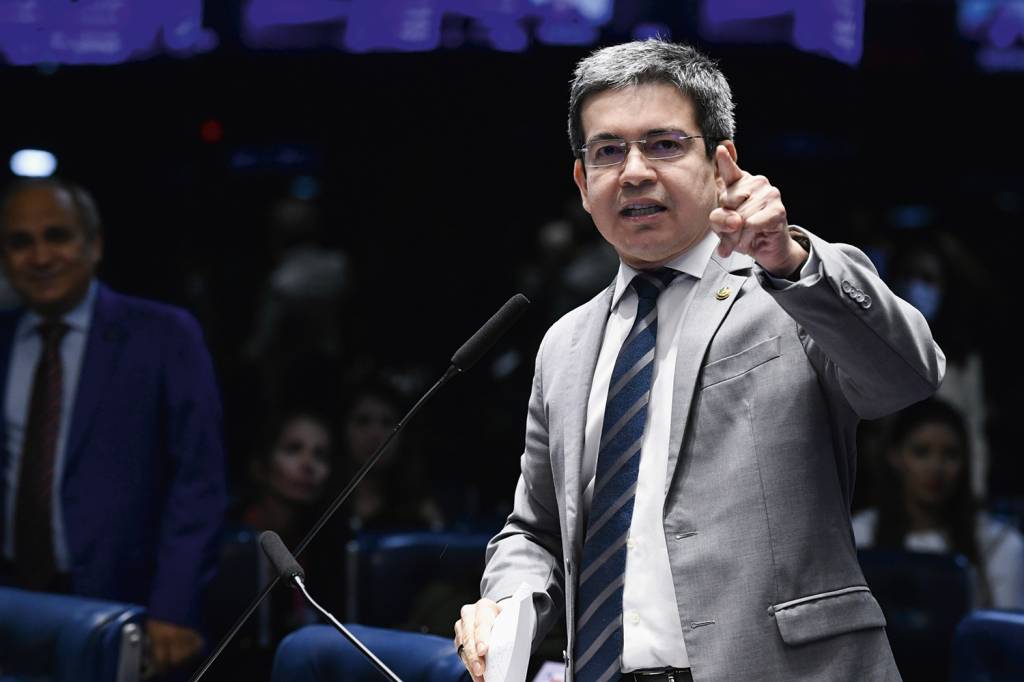 Randolfe se desfilia da Rede, que perde seu único senador