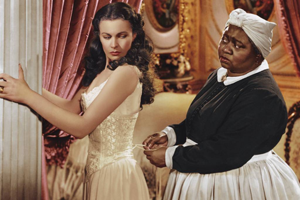 Vivien-Leigh-e-Hattie-McDaniel-no-filme-_E-O-Vento-Levou_,-de-Victor-Fleming..jpg SEM ESPAÇO PARA RESPIRAR - Na cena de ...E o Vento Levou, Scarlett O’Hara, interpretada por Vivien Leigh, sofre com as ajustadas que afinam a cintura e comprimem o tórax -
