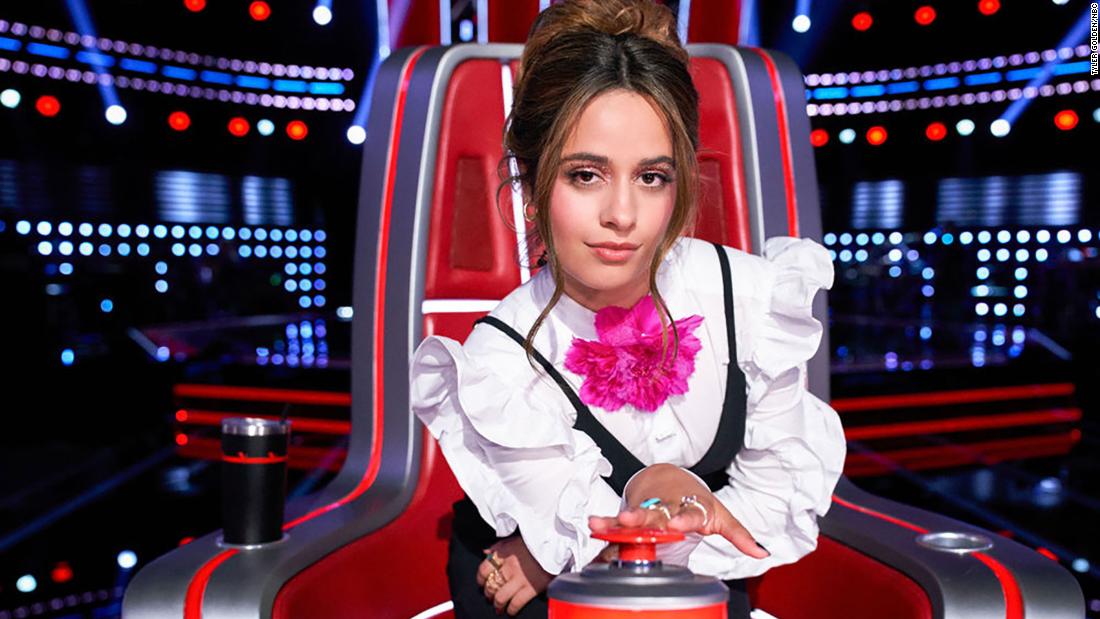 A cantora Camila Cabello como jurada do The Voice América -