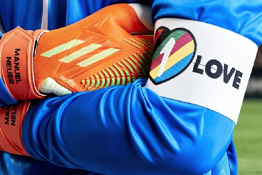 Braçadeira com o arco-íris no braço do capitão da Alemanha, Manuel Neuer --