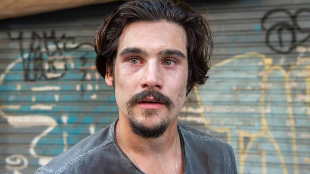 Nicolas Prattes em cena de 'Todas as Flores', novela do Globoplay