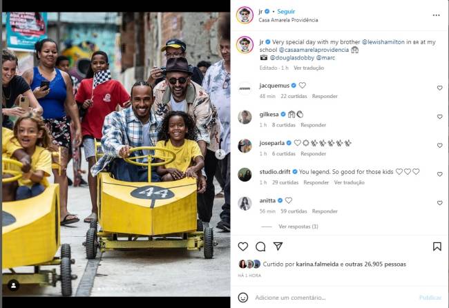 hamilton_providencia Publicação do artista plástico francês JR (de chapéu e óculos) com foto junto de Lewis Hamilton correndo em um carrinho de rolimã -