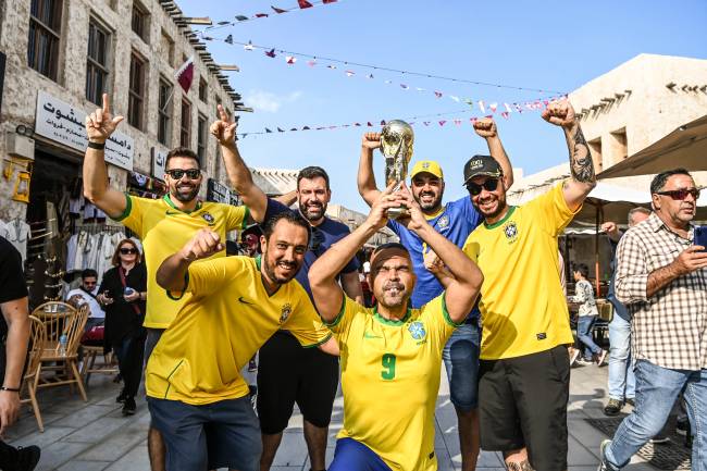 Torcedores brasileiros no mercado de Souk Wakif