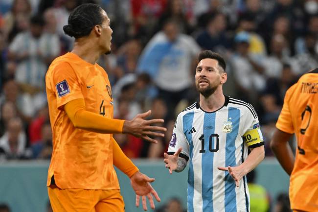 FBL-WC-2022-MATCH57-NED-ARG Messi e van Dijk travaram duelo durante toda a partida -