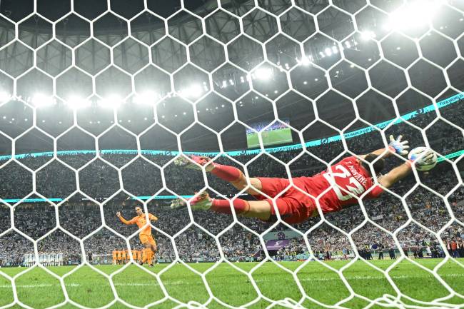 FBL-WC-2022-MATCH57-NED-ARG Emiliano Martinez voa para defender duas cobranças -