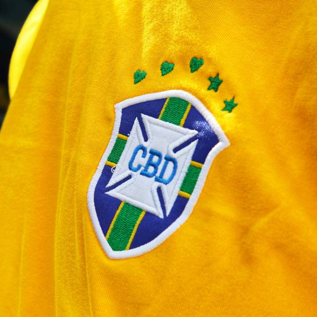 Camisa com três corações nos lugares das estrelas, proposta pela Conmebol