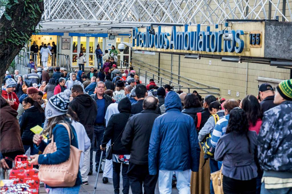 Fila para atendimento no Hospital das ClÌnicas em SP. FALHA - Fila em hospital: saúde retrata erros no uso da máquina pública -