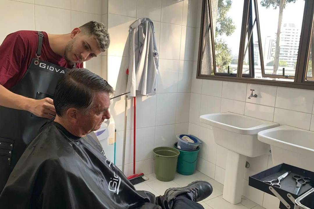 O presidente Jair Bolsonaro cortando o cabelo